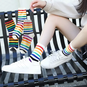 Ulzzing Нови Преливащи се цветове на райета с шарени Забавни къси чорапи Дамски Стръмни памучни чорапи Harajuku Дамски Модни цветни щастливи чорапи